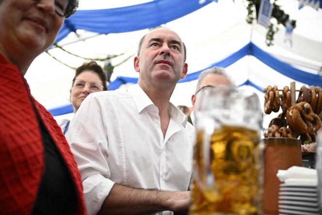 El viceprimer ministro del Estado de Baviera, Hubert Aiwanger, se sienta junto a los espectadores en una tienda de cerveza, en Keferloh, en el municipio de Grasbrunn, cerca de Múnich, el 3 de septiembre de 2023, durante un mitin de campaña para las próximas elecciones.