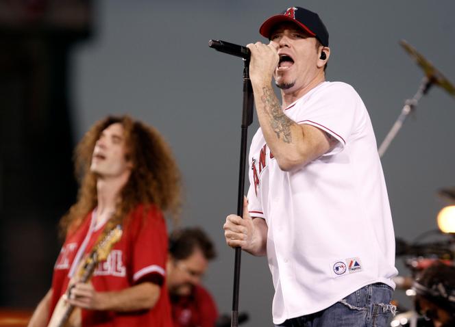 Steve Harwell, singer of Smash Mouth, on stage in Anaheim, California in 2008.