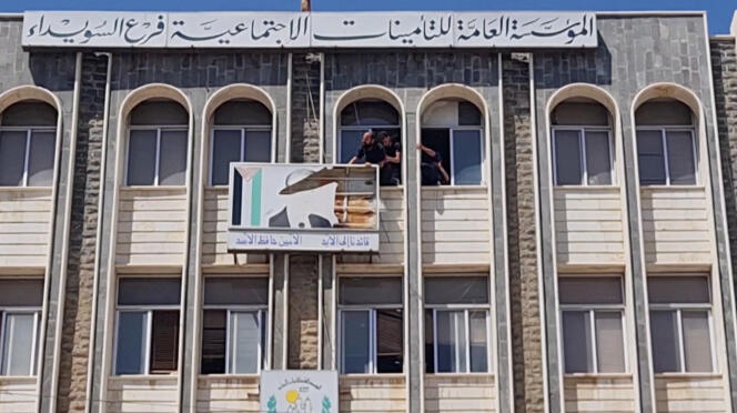 Des manifestants déchirent un portrait de l’ancien président syrien Hafez Al-Assad, à Souweïda (Syrie), le 4 septembre 2023.