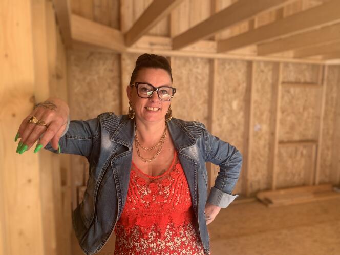 Claire Vilani connaît les 205 épisodes de « La Petite Maison dans la prairie » sur le bout des doigts. D’après ses calculs, la maison de la série avait une superficie de 42 mètres carrés. C’est la taille de celle qu’elle fait construire dans son jardin, à Campénéac, dans le Morbihan. Ici, le 22 août 2023.