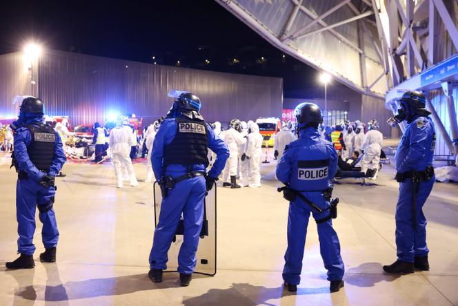 Des policiers et des membres de la sécurité civile lors d’un exercice de sécurité spécifique « Nucléaire, radiologique, biologique, chimique » au stade Allianz Riviera, à Nice, en avril 2023.