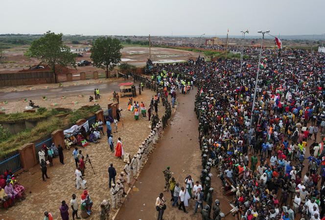 Nigeriens demonstrate their support for the putchists and demand the departure of the French army, in front of their quarters in Niamey, on September 2, 2023.