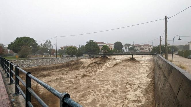 Les eaux d’un ruisseau pendant une forte tempête, dans la ville de Volos (Grèce), le 5 septembre 2023.