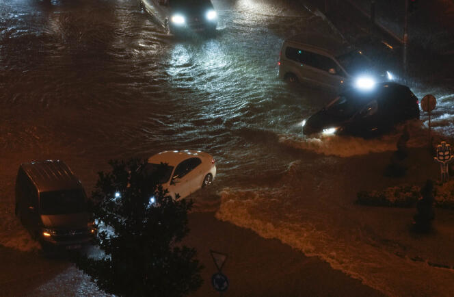 Rues inondées après des crues soudaines, dans le quartier de Basaksehir, à Istanbul, le 5 septembre 2023.