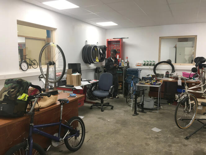 Sandrine, 44, is alone at work in the bike workshop, which she joined in 2020 after three months of initiation to repair in professional immersion, on June 14, 2023, in Bouffémont.