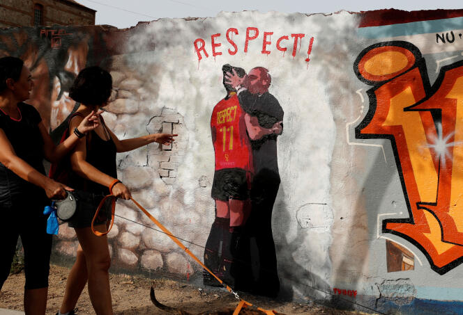 Une peinture murale représentant le baiser imposé par le chef de la fédération espagnole, Luis Rubiales, à la joueuse Jennifer Hermoso pendant les célébrations de la Coupe du monde, sur un mur du parc des Glories à Barcelone, en Espagne, le 4 septembre 2023. 