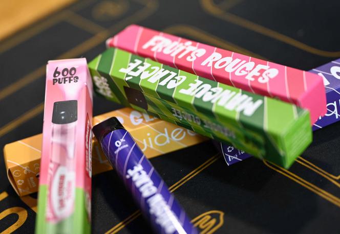 Des puffs, des cigarettes électroniques jetables, dans un magasin de Béthune (Pas-de-Calais), le 25 mai 2022.
