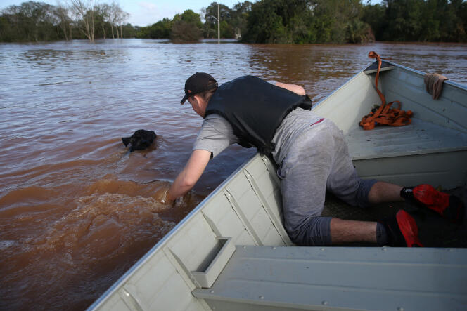Lucas Atkinson, une éleveur, récupère un veau dans une zone inondée à Venâncio Aires, dans l’Etat de Rio Grande do Sul, le 5 septembre 2023. 