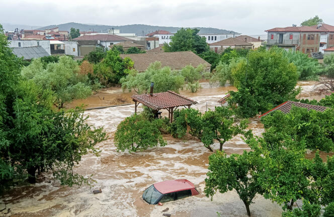 Une voiture est submergée lors d’une tempête et des pluies torrentielles sur le mont Pélion, près de Volos (Grèce), le 5 septembre 2023. 
