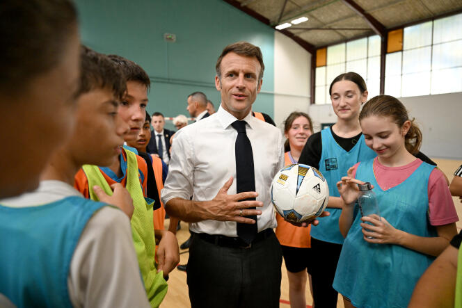 Le président français, Emmanuel Macron, rencontre des écoliers lors de sa visite au collège Daniel-Argote à Orthez, le 5 septembre 2023. 