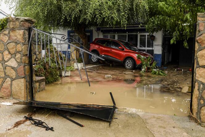 Une voiture bloquée dans un jardin d’Aldea del Fresno, dans la région de Madrid, 4 septembre 2023. 