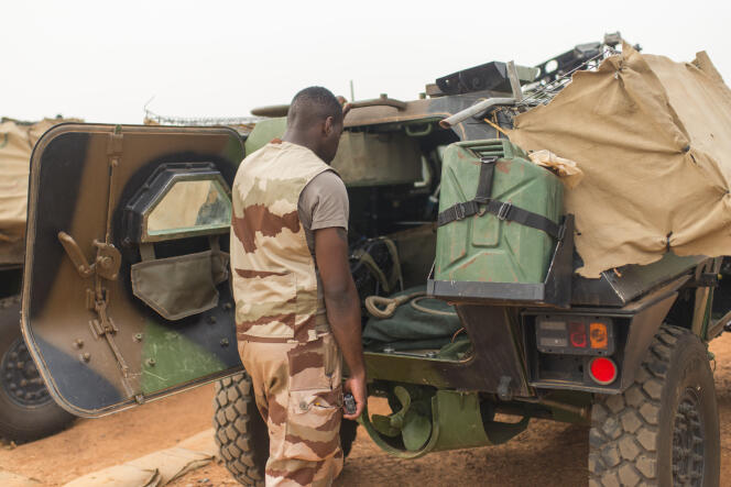 Un légionnaire du 2e régiment étranger d’infanterie inspecte des véhicules blindés, à Niamey, le 29 juin 2022.