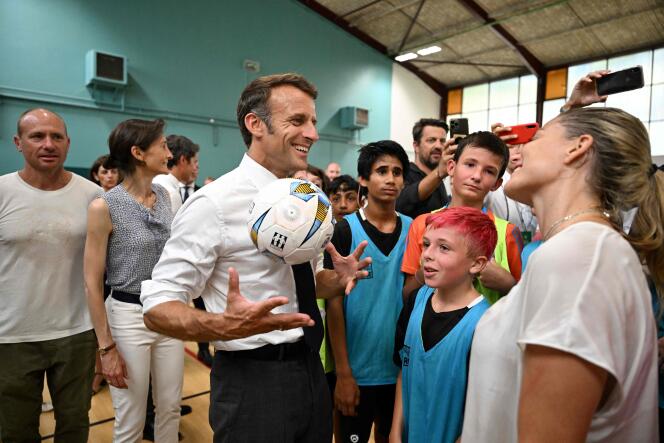 Le président de la République, Emmanuel Macron, et la footballeuse Laure Boulleau rencontrent des écoliers lors de leur visite du collège Daniel-Argote à Orthez (Pyrénées-Atlantiques), le 5 septembre 2023.