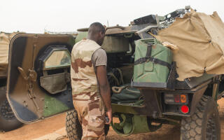Des légionnaires du 2e REI inspectent dees véhicules blindés. Arrivé en mars 2022, ils prennent en juin la relève des parachutistes du 2e REP au Niger.