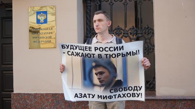 Russian opposition activist Konstantin Kotov demonstrates in support of Azat Miftakhov outside the Moscow Prosecutor General's Office, June 3, 2019.