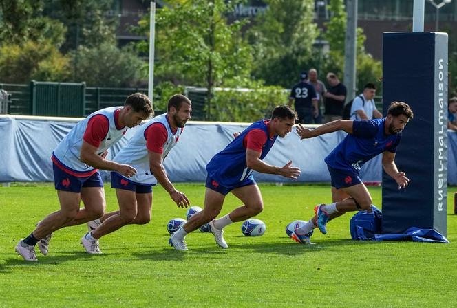 Jugadores de la selección de Francia durante un entrenamiento en su campo base, en Rueil-Malmaison (Altos del Sena), el 5 de septiembre de 2023.