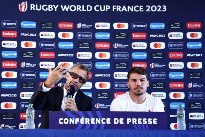Le sélectionneur Fabien Galthié et le capitaine Antoine Dupont lors d’une conférence de presse avant le match d’ouverture du Mondial, mercredi 6 septembre 2023 à Rueil-Malmaison (Hauts-de-Seine).