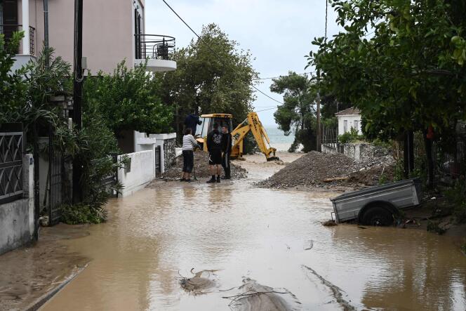 Dans une rue inondée à Kala Nera, près de la ville de Volos, en Grèce, le 6 septembre 2023. 