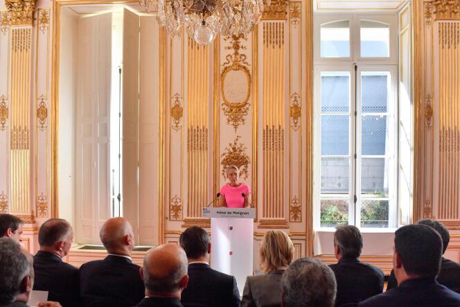 La première ministre Elisabeth Borne, à Matignon mercredi 6 septembre, devant les tous les responsables politiques indépendantistes et loyalistes de Nouvelle-Calédonie.