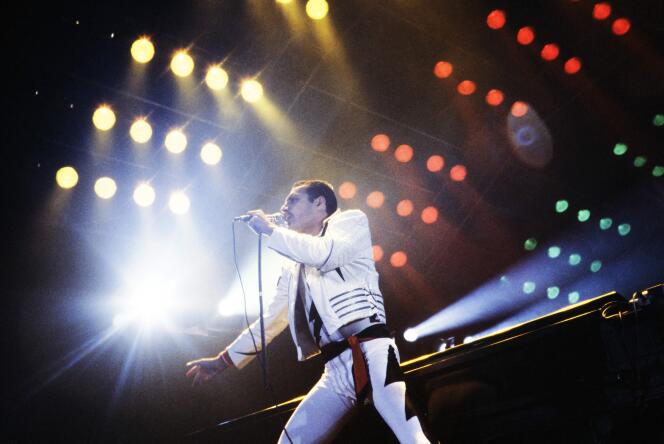 Freddie Mercury avec Queen au Palais omnisports de Paris-Bercy (POPB), le 18 septembre 1984. 