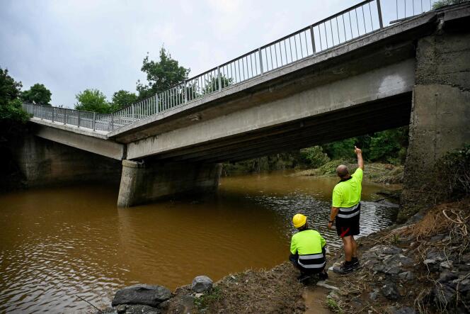 Des ingénieurs inspectent un pont endommagé, qui relie la ville de Burgas à la frontière turque, après de fortes inondations près de Tsarévo, sur la côte bulgare de la mer Noire, le 6 septembre 2023.