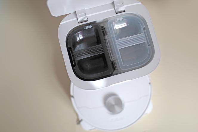 La base multifonction du Dreame L10 Prime renferme deux grands bacs : un qui contient l’eau propre (2,7 L) servant à alimenter le réservoir du robot et à laver les serpillères, le second qui collecte l’eau sale (2,5 L) suite au lavage de ses patins. 
