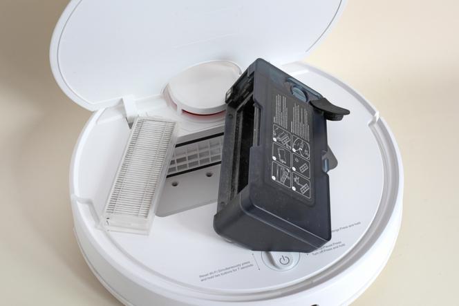 Le Xiaomi S12 renferme un petit réservoir d’eau, placé sur le dessus du collecteur de poussière. Les deux éléments sont accessibles sous le capot supérieur.
