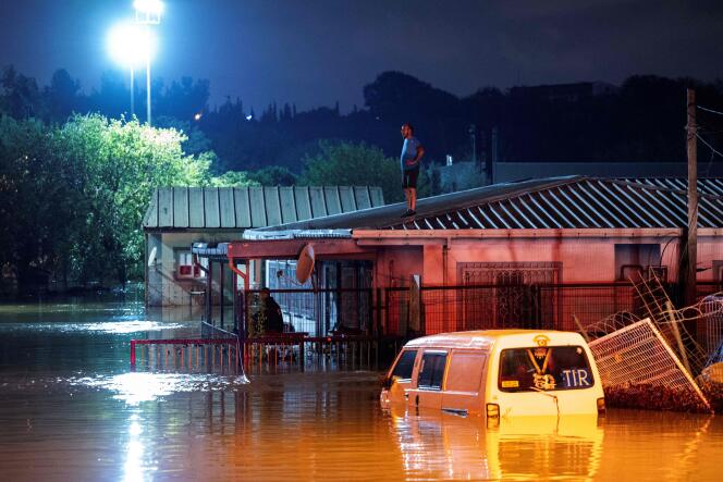 Un homme, coincé par la montée des eaux, attend d’être secouru, à Istanbul, le 5 septembre 2023.