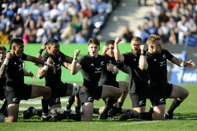 Les All Blacks exécutent le haka avant le match du premier tour du Rugby Championship contre les Pumas, à Mendoza, en Argentine, le 8 juillet 2023.