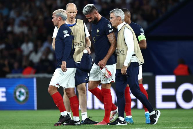 France's forward Olivier Giroud leaves the pitch after being injured during the UEFA Euro 2024 football tournament Group B qualifying match between France and Republic of Ireland, at the Parc des Princes stadium in Paris, on September 7, 2023. 