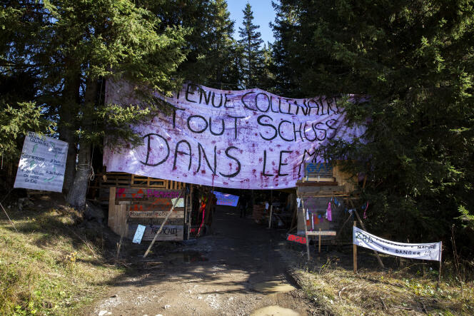 Le campement de certains opposants au projet de retenue d’eau dans les bois de la Colombière, à La Clusaz (Haute-Savoie), le 20 octobre 2022.