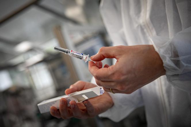 An employee shows the Vaxigrip Tetra flu vaccine, from the Sanofi group in Val-de-Reuil (Eure), September 5, 2022.