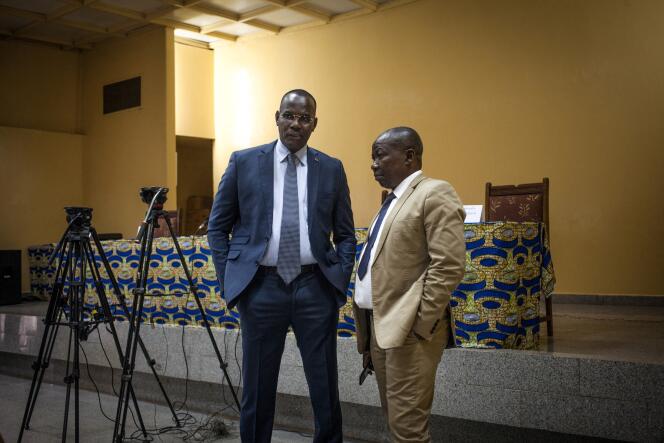 Abdoulaye Hissène (izquierda), exlíder rebelde del Frente Popular para el Renacimiento de la República Centroafricana (FRPC) y Henri Wanzet-Linguissara, entonces ministro del Interior del país, en Bangui, el 23 de agosto de 2019.