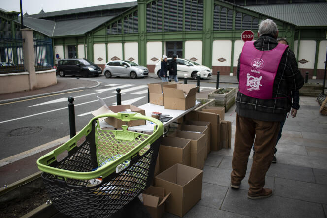 During a collection of Restos du Coeur in front of a supermarket in Plessis-Robinson (Hauts-de-Seine), March 4, 2023.