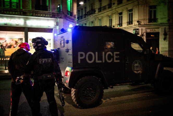 Agentes de policía de RAID arrestan a un hombre durante enfrentamientos con la policía en las calles de Lyon, el 30 de junio de 2023.