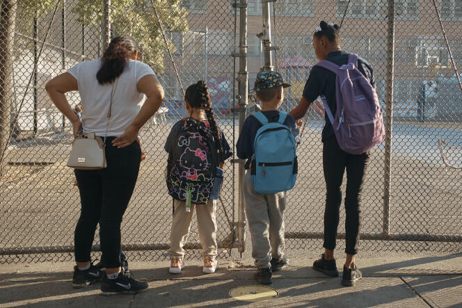 Una familia migrante de Ecuador en el primer día de clases en Nueva York, el 7 de septiembre de 2023.