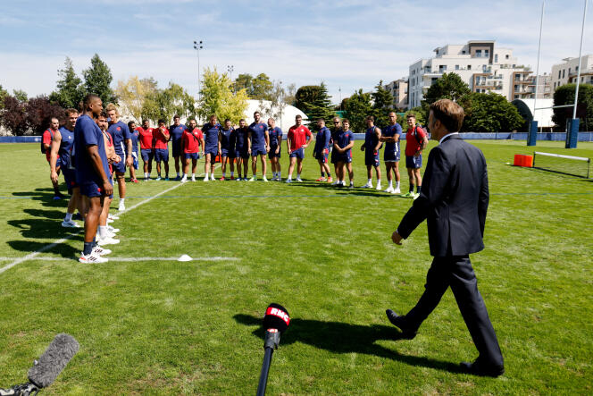 Emmanuel Macron au camp d’entraînement de l’équipe de France de rugby, à Rueil-Malmaison (Hauts-de-Seine), le 4 septembre 2023.
