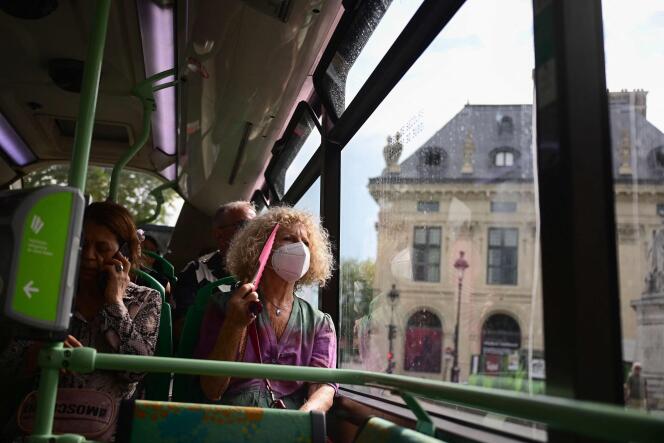 Dans un bus à Paris, le 24 août 2023.