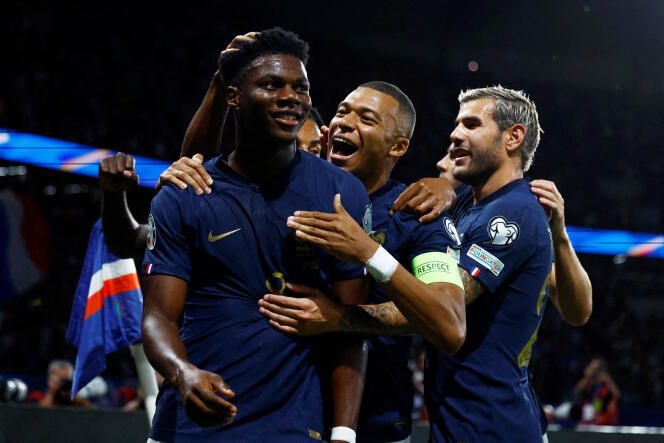 The midfielder of the French team, Aurélien Tchouaméni (left), congratulated by his teammates after his goal scored against Ireland, Thursday September 7, at the Parc des Princes.