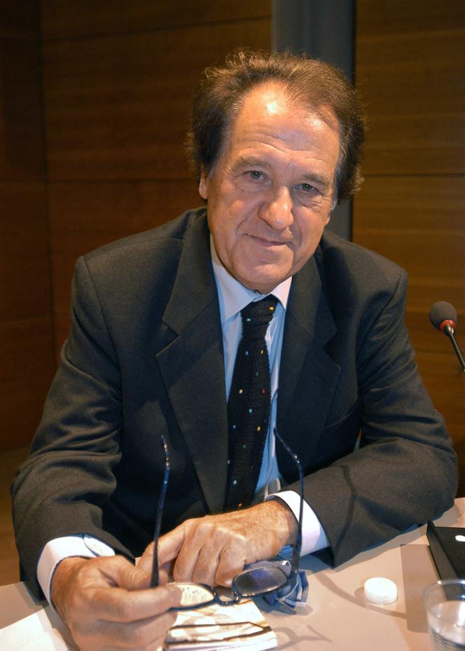 Jacques Julliard participe, le 24 janvier 2004 à la maison du Barreau à Paris.