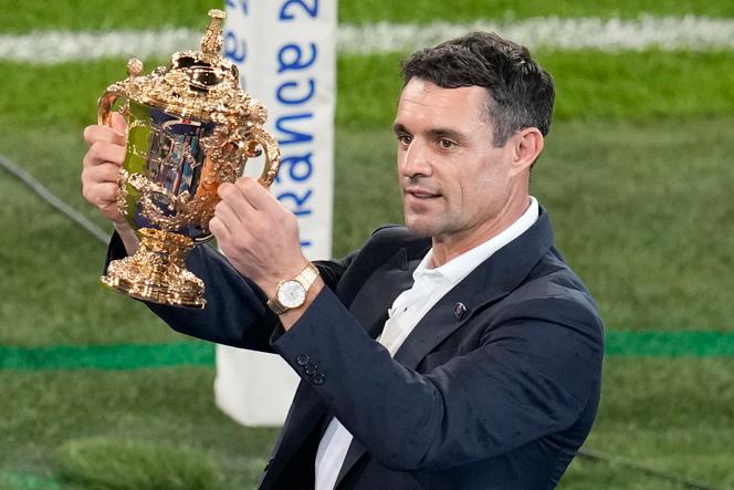 Dan Carter presenta el Trofeo Webb Ellis, la copa que se entregará al equipo ganador de la Copa del Mundo, durante la ceremonia de apertura de la Copa del Mundo de Rugby, en el Stade de France, el 8 de septiembre de 2023.