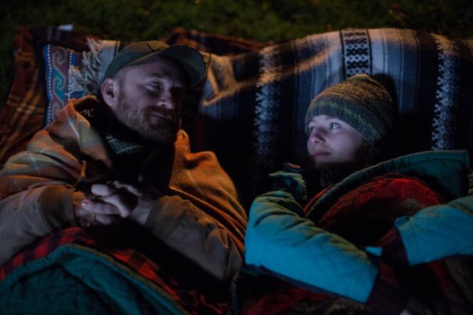 Will (Ben Foster) et sa fille Tom (Thomasin McKenzie) dans « Leave No Trace » (2018), de Debra Granik.