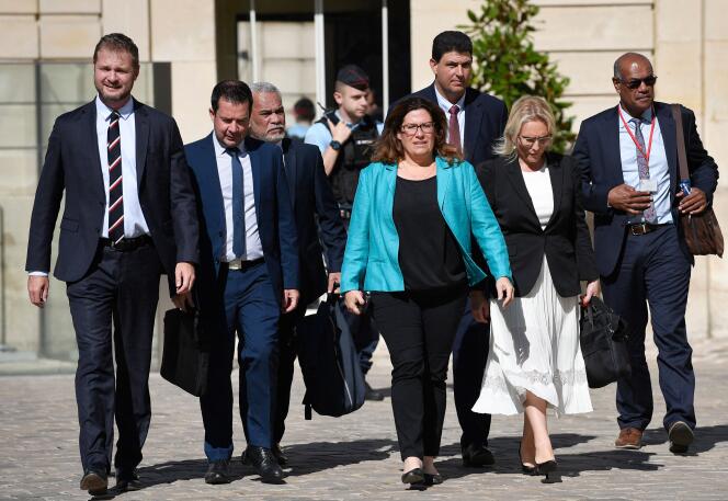 Sonia Backès, au centre, à Matignon, avant une réunion aves les leaders calédoniens sur l’avenir de la filière nickel, le 6 septembre 2023. 