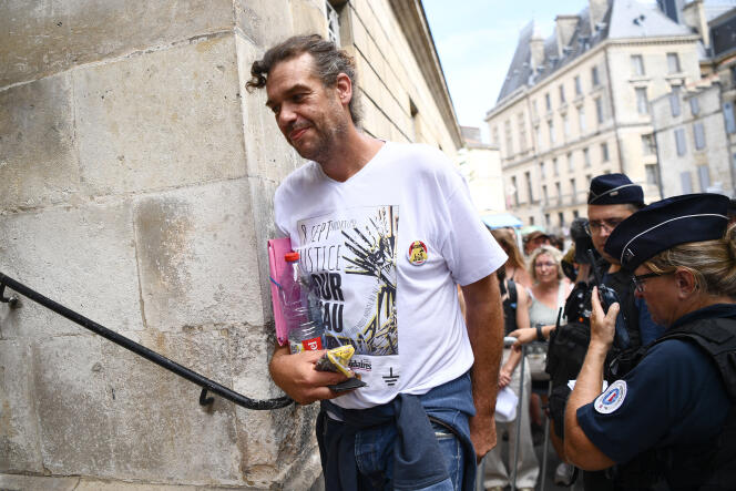 The spokesperson for the Bines non merci collective, Julien Le Guet, arrives at the Niort court on September 8, 2023.