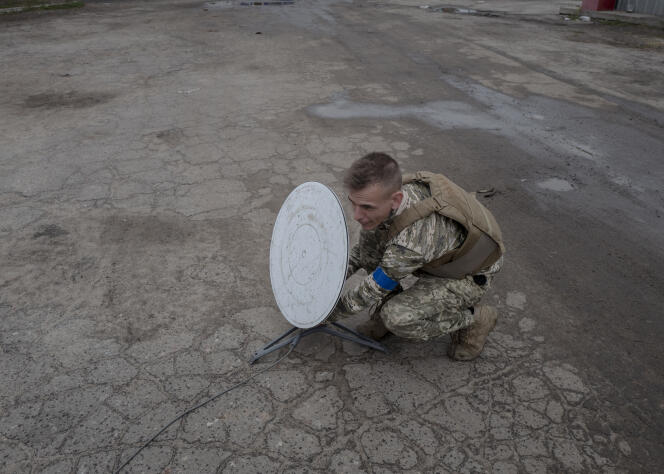 Un soldat de la 120e brigade installe un satellite Starlink pour mener une opération de surveillance avec un drone, à Izium (Ukraine), le 15 septembre 2022.