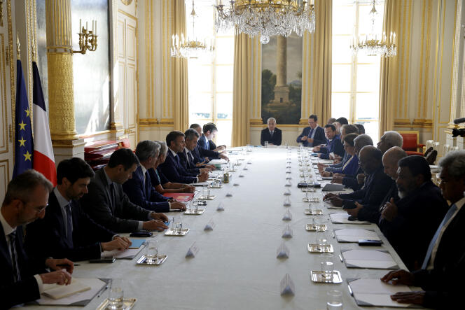 Emmanuel Macron en réunion de travail avec les dirigeants politiques calédoniens, à l’Elysée, le 8 septembre 2023.