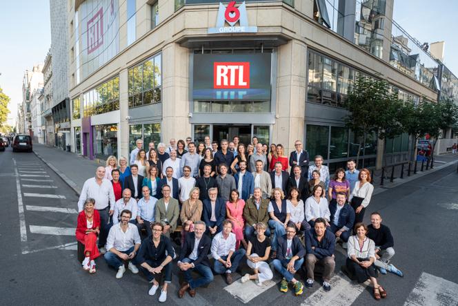 L’équipe de RTL, devant les locaux de Neuilly-sur-Seine (Hauts-de-Seine), le 8 septembre 2023.