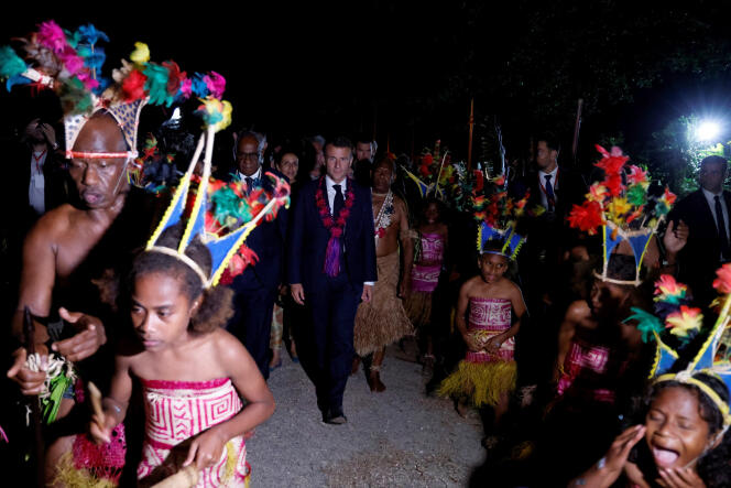 Le président Emmanuel Macron et le premier ministre du Vanuatu, Ishmael Kalsakau (à sa gauche) au Festival d’art mélanésien à Port Vila, le 27 juillet 2023.
