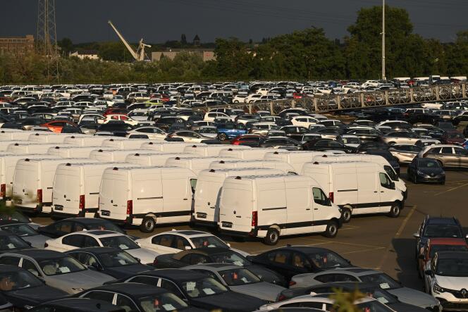 Des véhicules neufs prêts à être exportés, dans un terminal du port de Duisburg, en Allemagne, le 19 juillet 2023. 