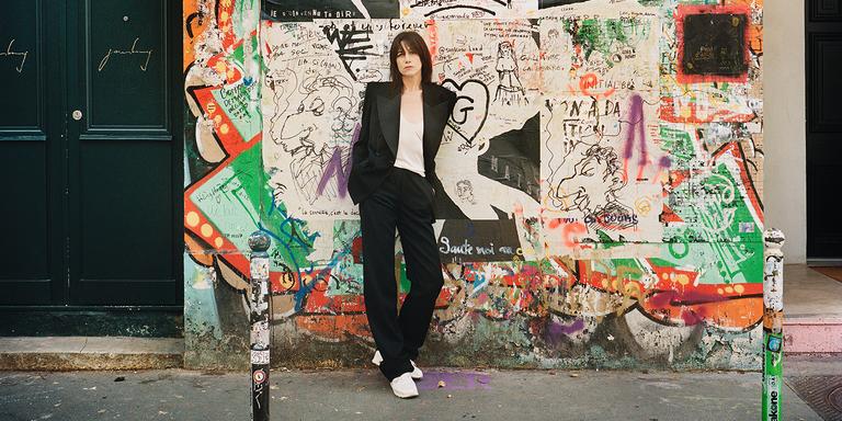 12 Juillet 2023 : Charlotte Gainsbourg devant la Maison de son père rue de Verneuil